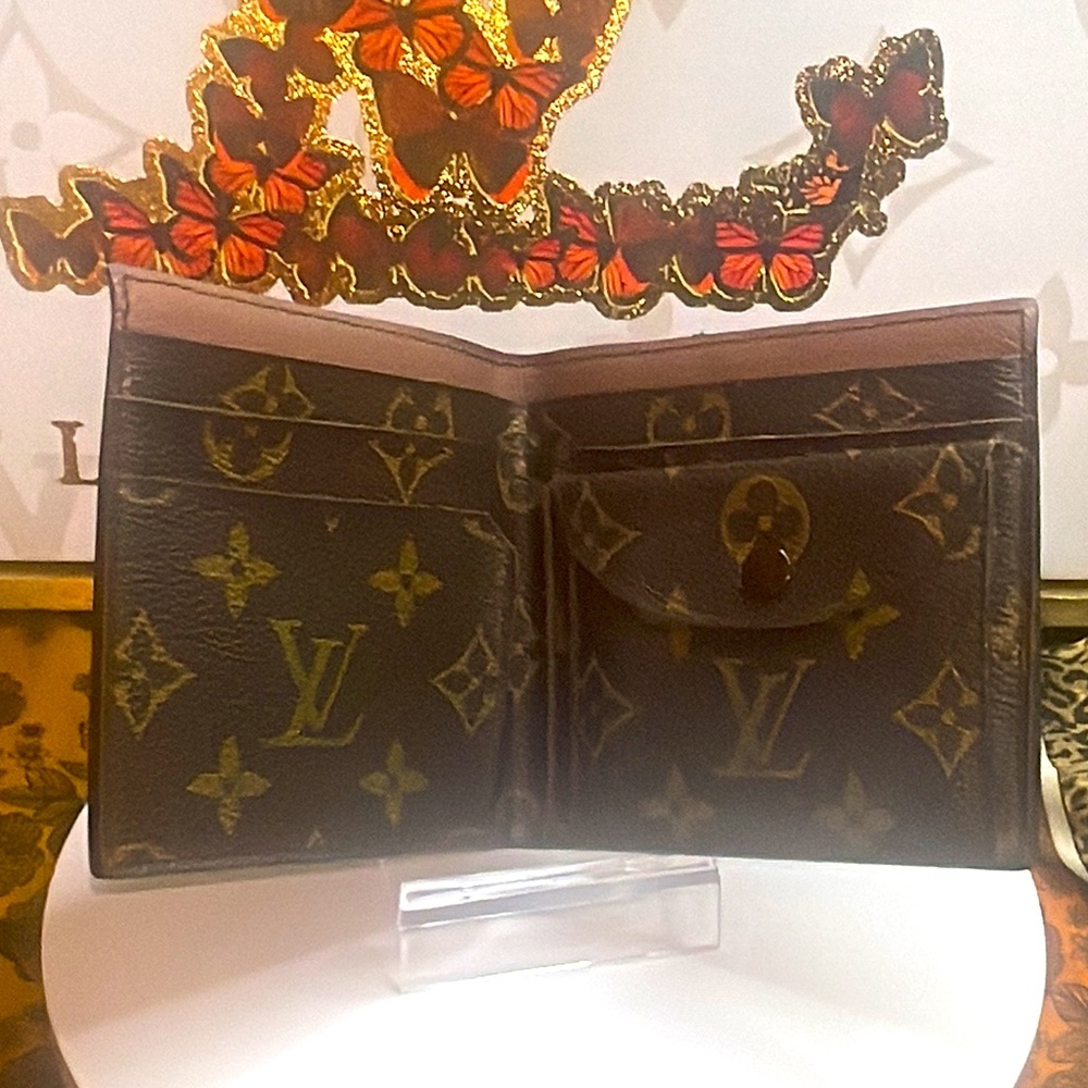EXTREMELY RARE 1970’s EUC Louis Vuitton LV Bifold with Monogram Interior w/COA!